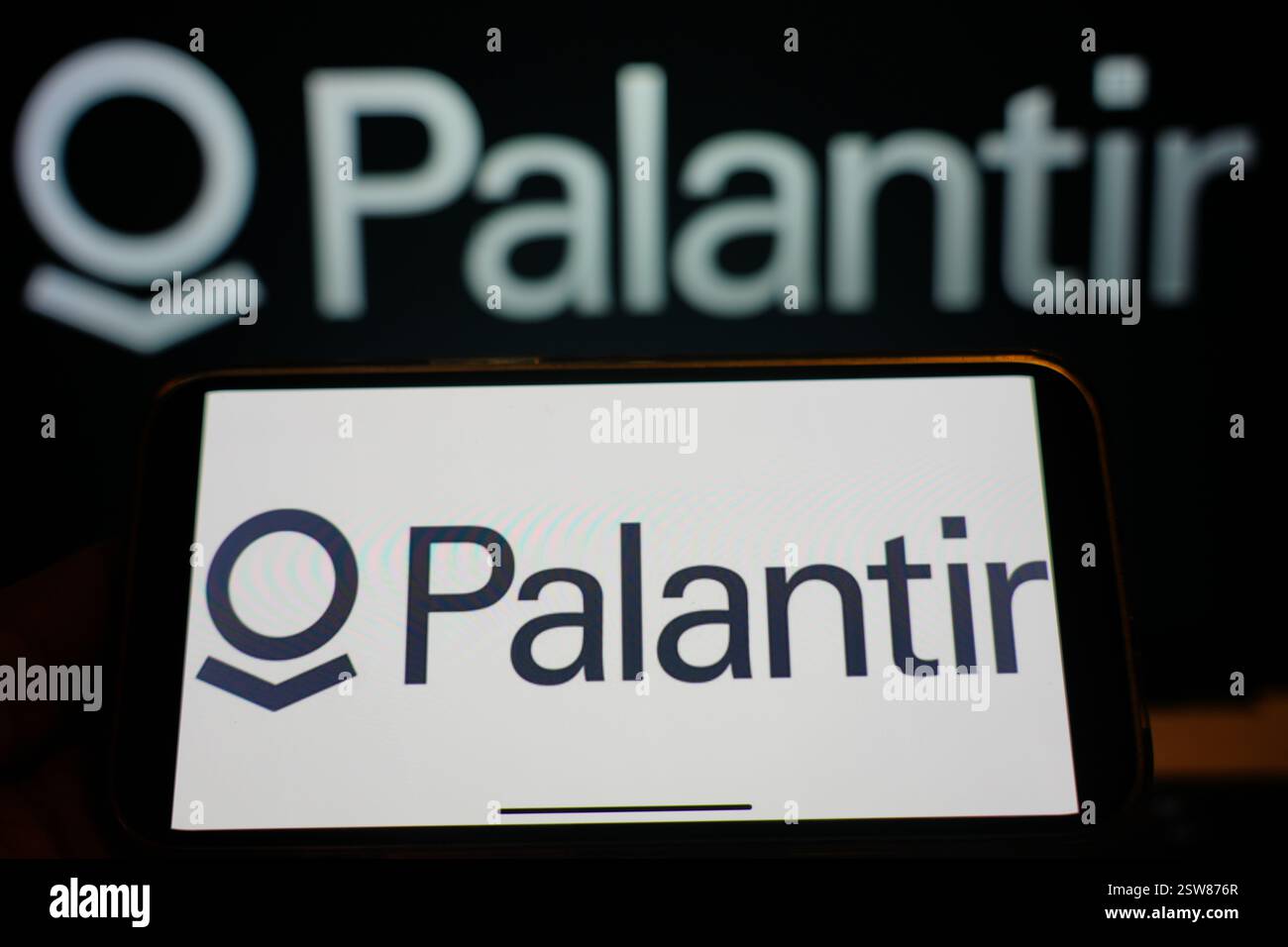 Roosendaal, Niederlande - 20. Februar 2025: Ein Mobiltelefon mit dem Firmenlogo von Palantir. Stockfoto