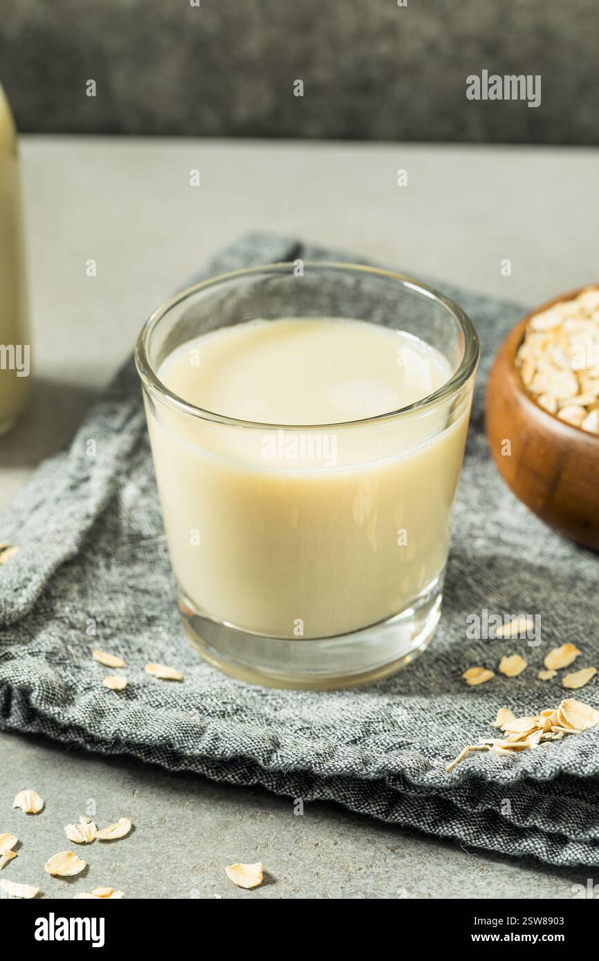 Gesunde süße Alternative Hafermilch in einem Glas zum Trinken Stockfoto
