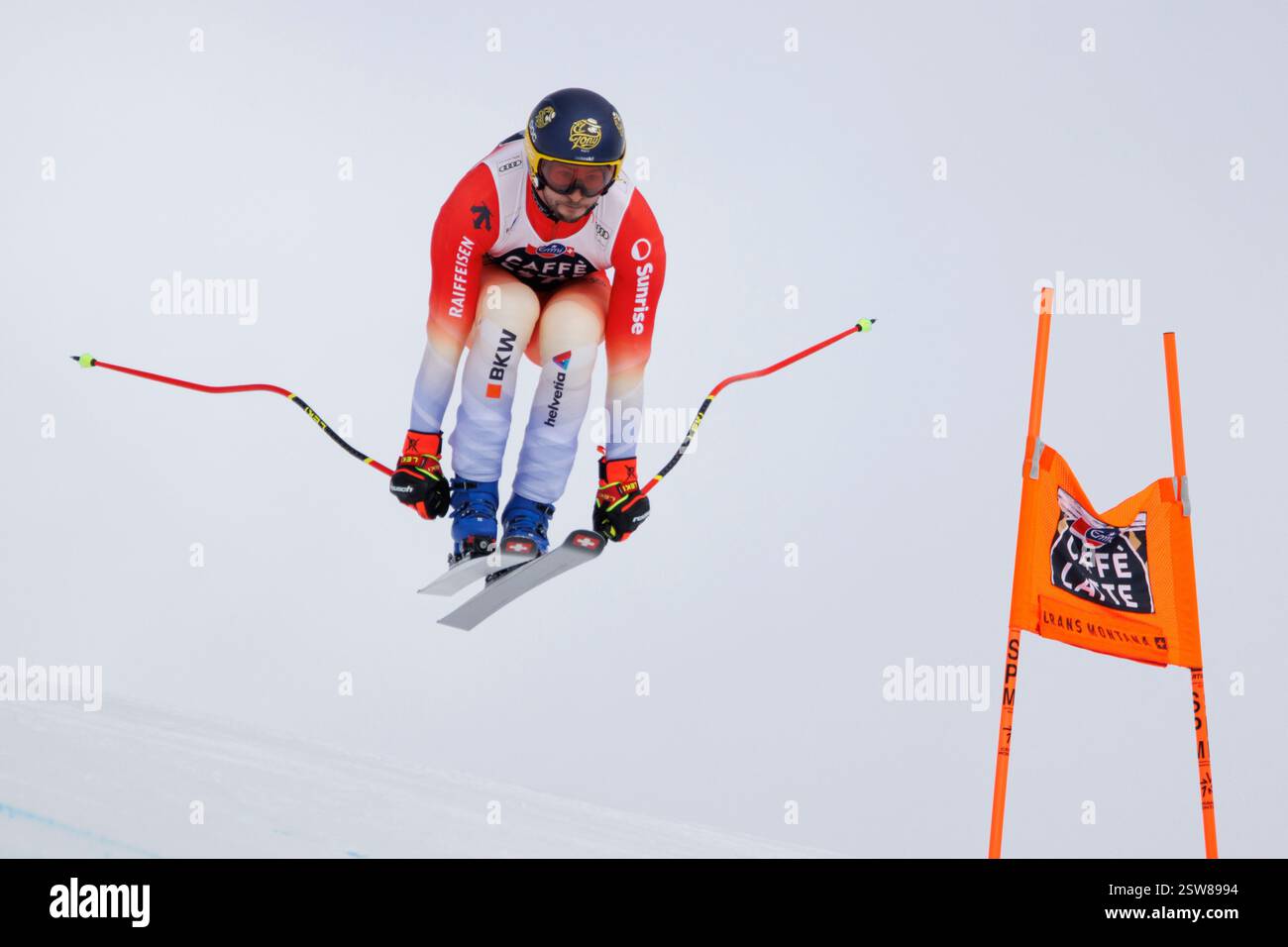 Der Schweizer Alpinist Marco Kohler stürzt am ersten Tag des Abfahrtstrainings bei der Cry d'er Pause auf die Nationalpiste. Vom 19. Bis 23. Februar 2025 finden in Crans-Montana, Wallis, Schweiz, die Abfahrt und die Super-G-Rennen des Audi FIS Ski World Cup statt. Die Abfahrt der Männer ist für den 22. Februar geplant, gefolgt vom Super-G am 23. Februar. Athleten treten auf der nationale Piste an, beginnend mit Bella Lui. Dies ist die erste Weltmeisterschaft für Männer in Crans-Montana seit 2012. Stockfoto