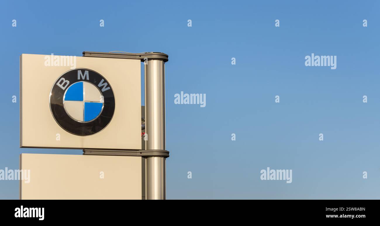 Almaty, Kasachstan - 10. Februar 2025: BMW Logo auf einem Banner. Deutscher Autohersteller Stockfoto