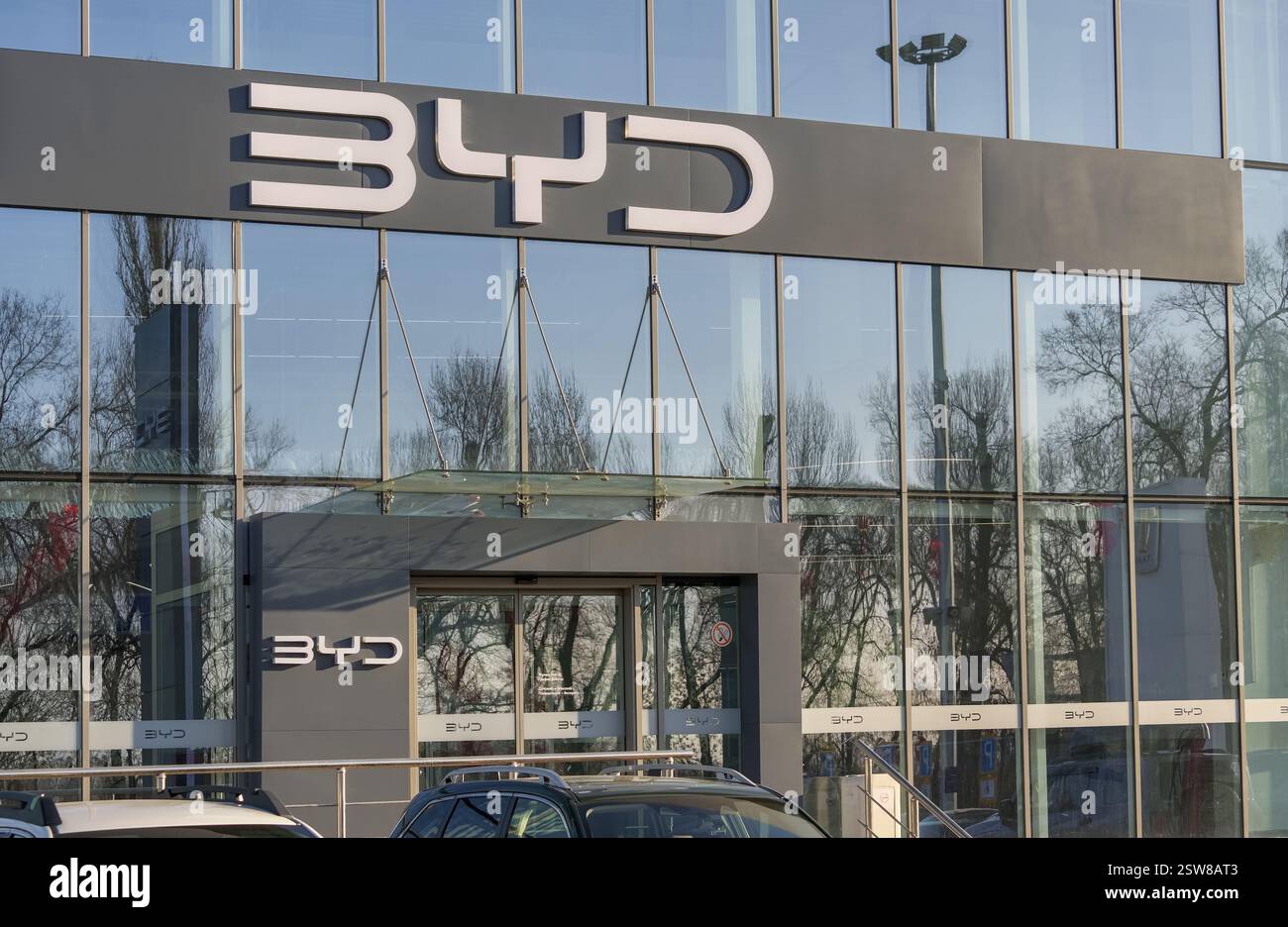 Almaty, Kasachstan - 10. Februar 2025: BYD-Logo in der Nähe des Eingangs zum Händlerbetrieb. Chinesische Automarke Stockfoto