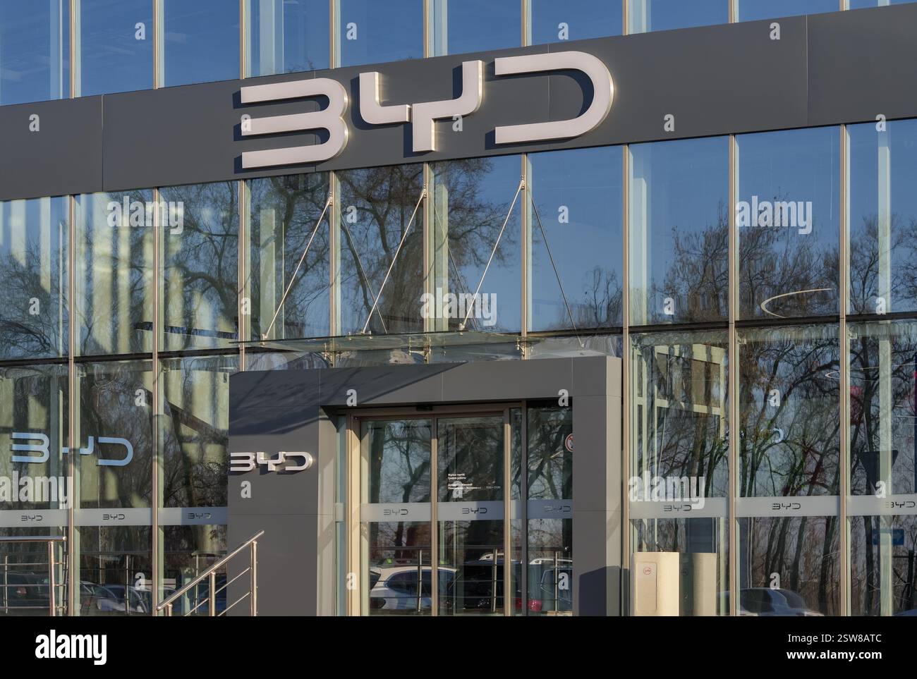 Almaty, Kasachstan - 10. Februar 2025: BYD-Händler. Chinesische Automobilmarke Stockfoto