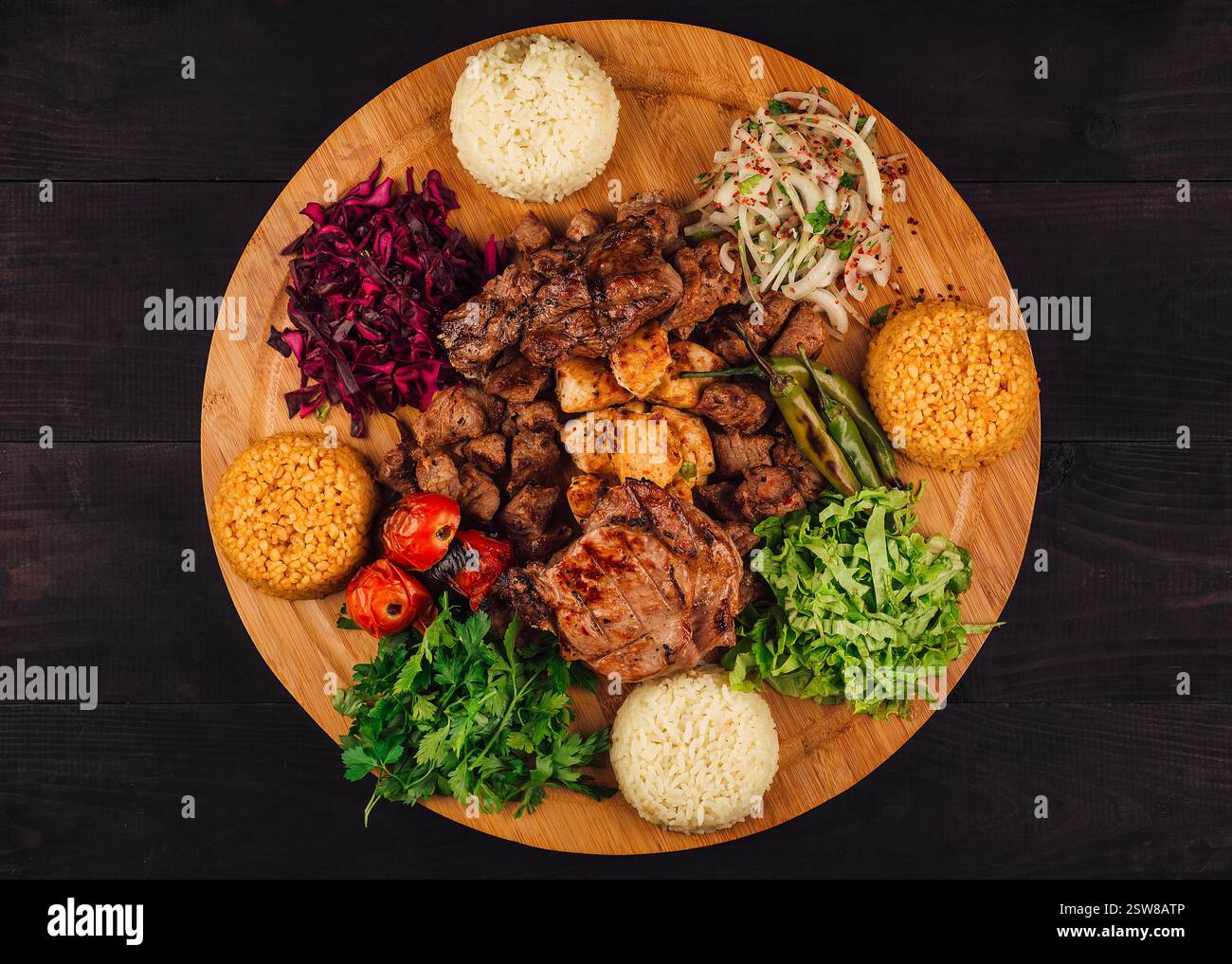 Türkischer gemischter Grill-Kebab-Teller mit verschiedenen Fleisch- und Beilagen Stockfoto