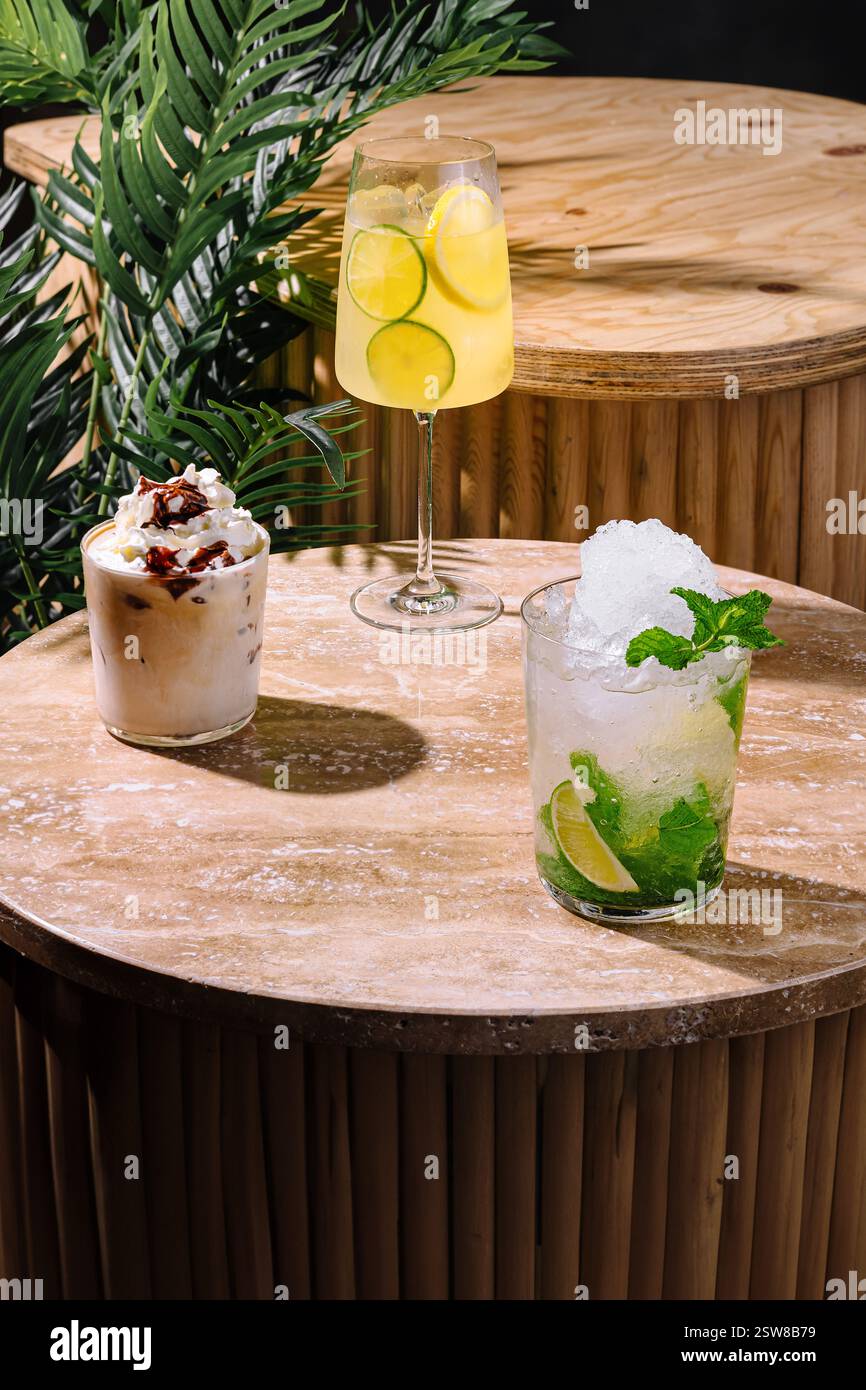 Genießen Sie einen Moment der Entspannung mit köstlichen und erfrischenden Getränken an einem sonnigen Tag Stockfoto