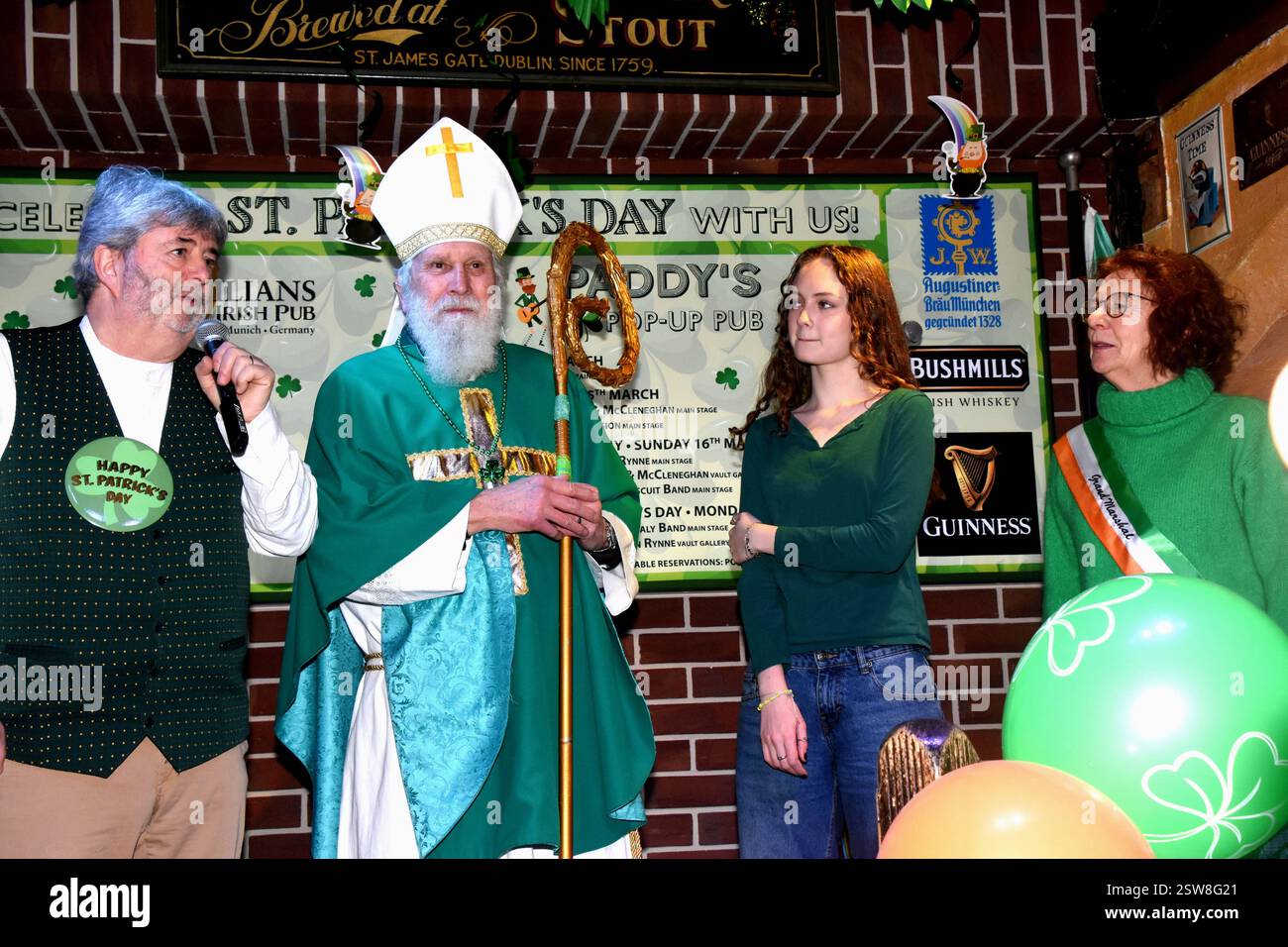 Paul Daly Mitbegruender, Musiker Wolfgang Schramm St. Patrick Nina O, Shea Parade - Prinzessin Helen Kreuz Grand Marshall Muenchen 20.02.2025 Kilians Irish Pub. St. Patricks Day Parade Pressekonferenz München *** Paul Daly Mitbegründer, Musiker Wolfgang Schramm St. Patrick Nina O,Shea Parade Prinzessin Helen Cross Grand Marshall München 20 02 2025 Kilians Irish Pub St. Patricks Day Parade Pressekonferenz München Stockfoto