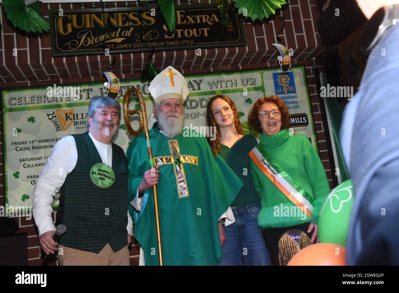 Paul Daly Mitbegruender, Musiker Wolfgang Schramm St. Patrick Nina O, Shea Parade - Prinzessin Helen Kreuz Grand Marshall Muenchen 20.02.2025 Kilians Irish Pub. St. Patricks Day Parade Pressekonferenz München *** Paul Daly Mitbegründer, Musiker Wolfgang Schramm St. Patrick Nina O,Shea Parade Prinzessin Helen Cross Grand Marshall München 20 02 2025 Kilians Irish Pub St. Patricks Day Parade Pressekonferenz München Stockfoto