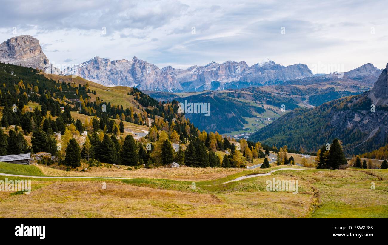 Entdecken Sie die atemberaubende Landschaft der Dolomiten im Herbst, Italien Stockfoto