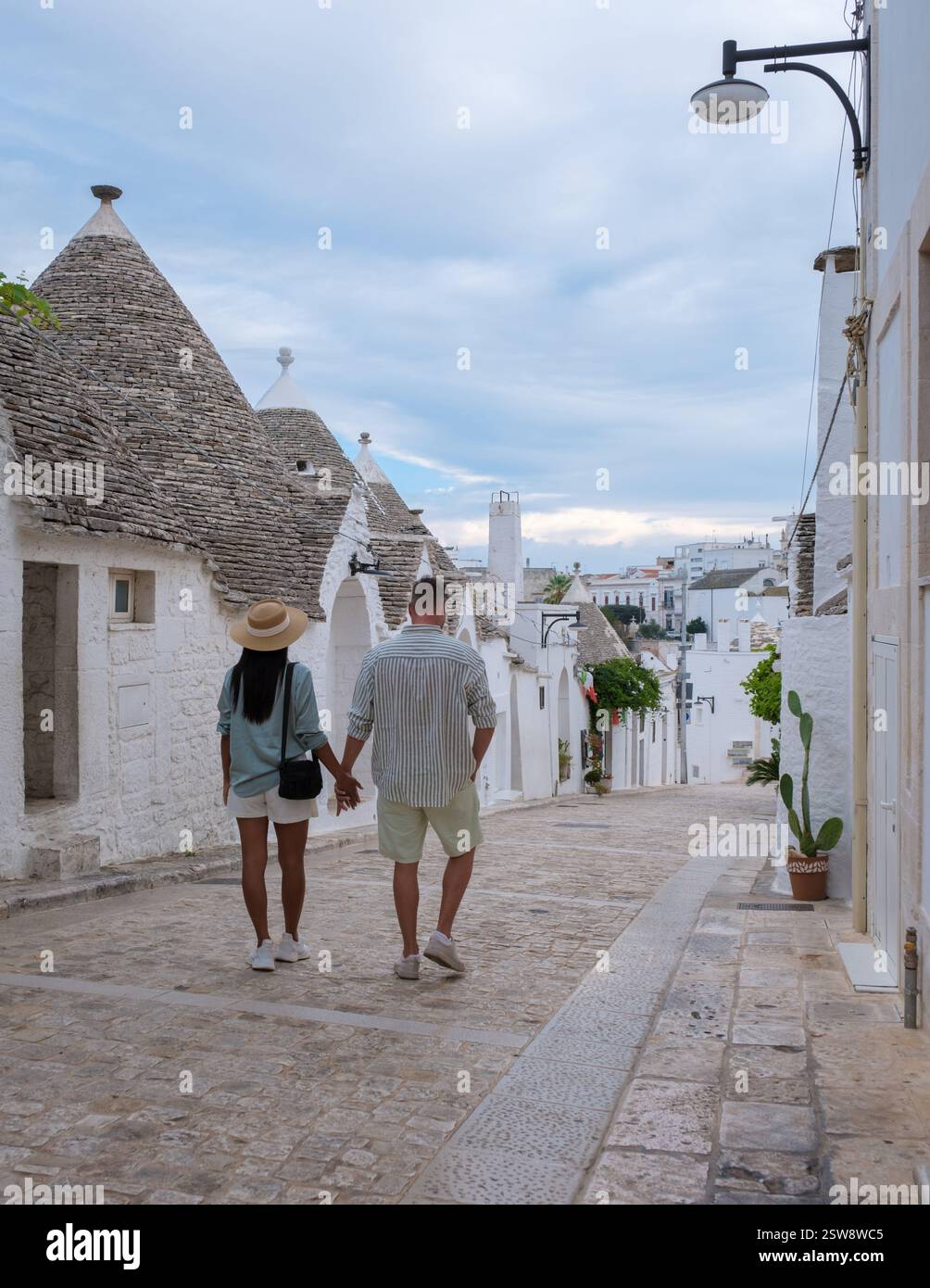 Schlendern Sie durch die bezaubernden Straßen von Apulien, Italien, an einem romantischen Nachmittag Stockfoto
