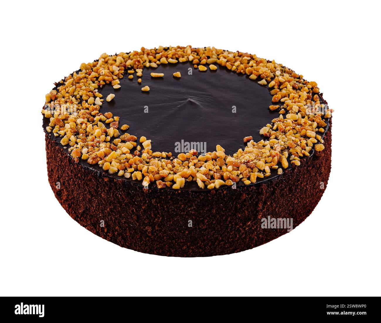 Köstlicher Schokoladenkuchen mit Schokoladenglasur und gehackten Mandeln auf weißem Hintergrund Stockfoto