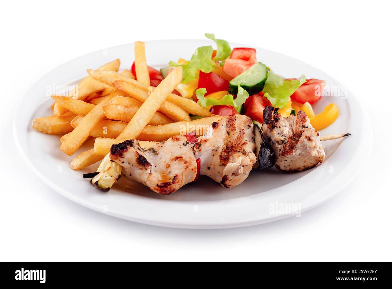 Hähnchenshish Kebab Teller serviert mit Pommes frites und Salat Stockfoto