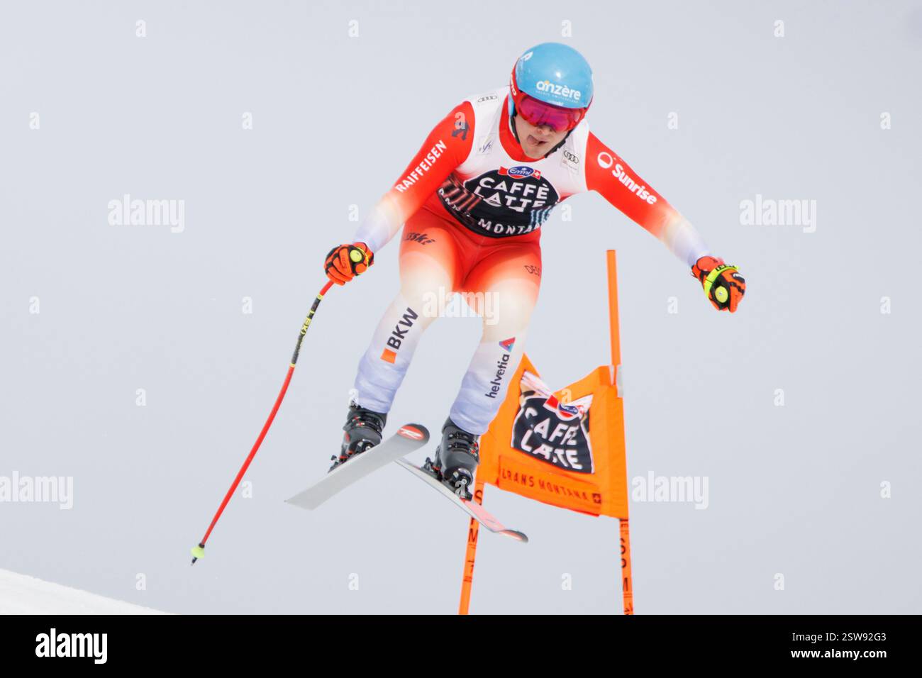 Der Schweizer Alpinist Christophe Torrent stürzt am ersten Tag des Abfahrtstrainings bei der Cry d'er Pause in die Nationalpiste. Vom 19. Bis 23. Februar 2025 finden in Crans-Montana, Wallis, Schweiz, die Abfahrt und die Super-G-Rennen des Audi FIS Ski World Cup statt. Die Abfahrt der Männer ist für den 22. Februar geplant, gefolgt vom Super-G am 23. Februar. Athleten treten auf der nationale Piste an, beginnend mit Bella Lui. Dies ist die erste Weltmeisterschaft für Männer in Crans-Montana seit 2012. Stockfoto