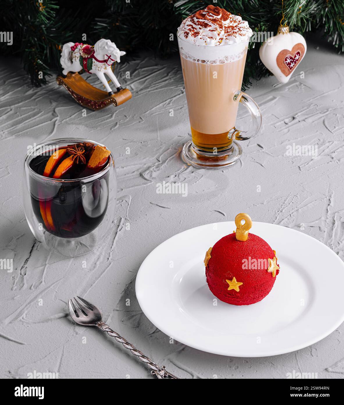 Festliche weihnachtsdesserts und Weihnachtsgetränke Stockfoto