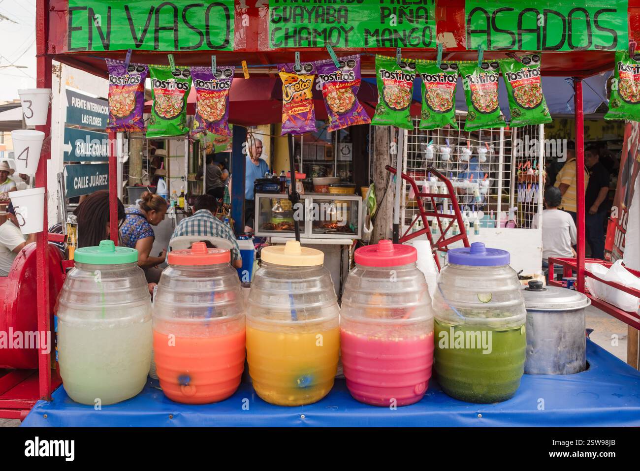 Imbissstand mit farbenfrohen aguas Fresken, Nuevo Progreso, Mexiko. Stockfoto