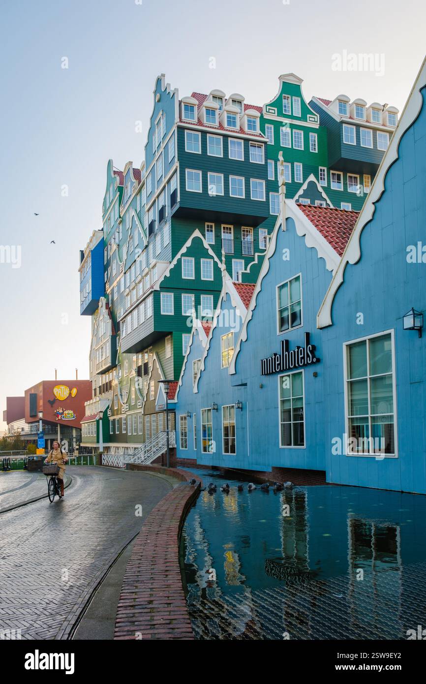 Erkunden Sie die farbenfrohe Architektur des Herbstes in Amsterdam, Niederlande, mit lebendigen Reflexionen Stockfoto