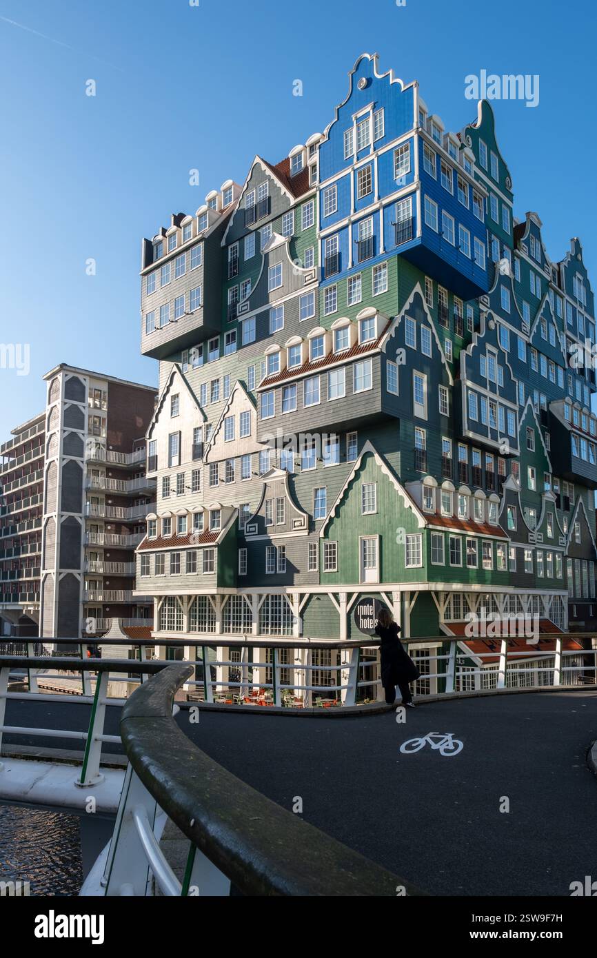 Erkunden Sie die lebhaften Herbstfarben in Zaandam einzigartige architektonische Landschaft Stockfoto
