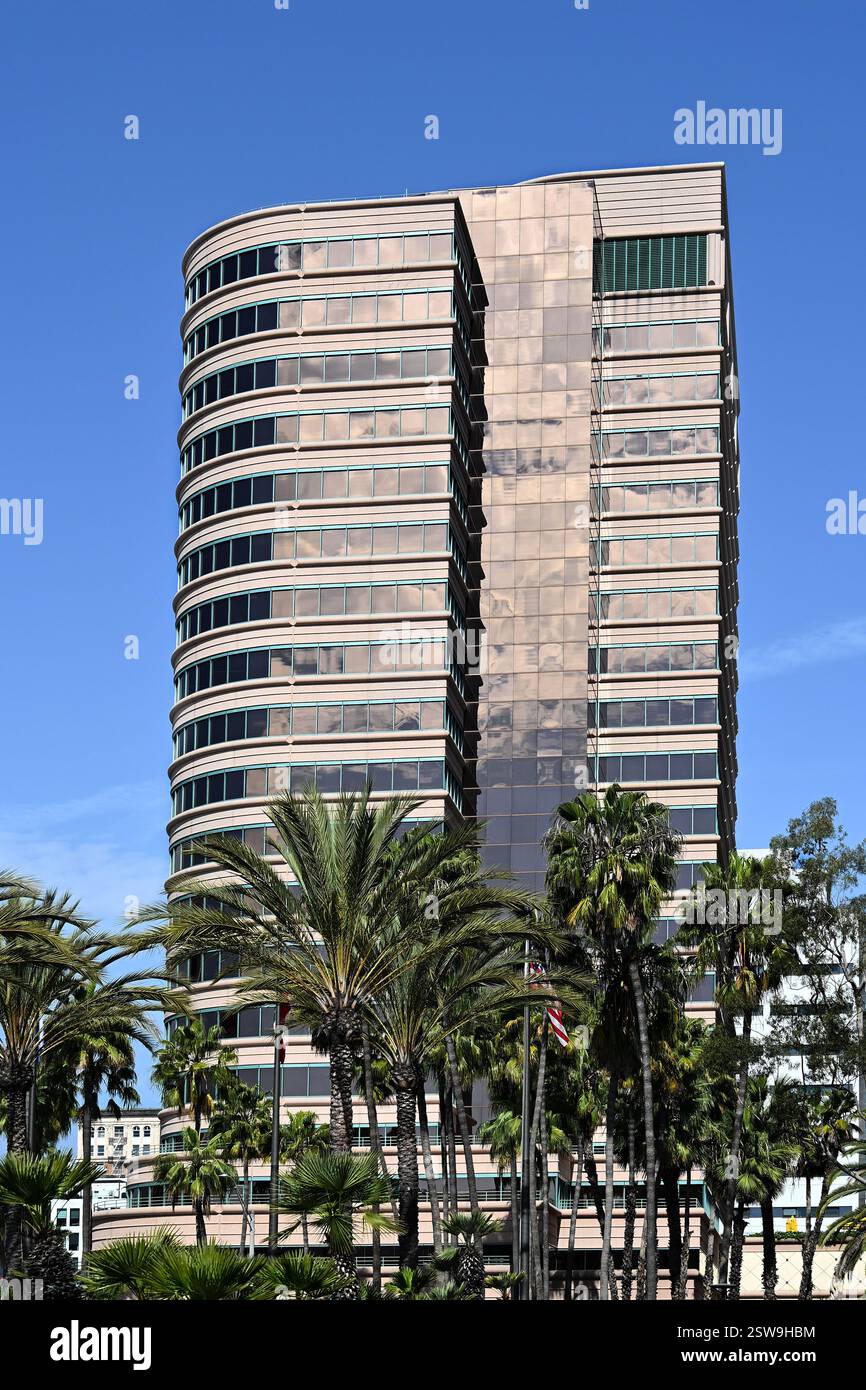 LONG BEACH, KALIFORNIEN - 19. Februar 2025: Shoreline Square Tower am Ocean Boulevard in Downtown Long Beach. Stockfoto