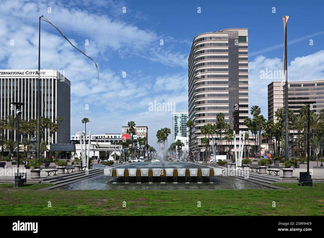 LONG BEACH, KALIFORNIEN - 19. Februar 2025: Blick auf Long Beach Bouldevard vom Terrace Theatre Fountain. Stockfoto