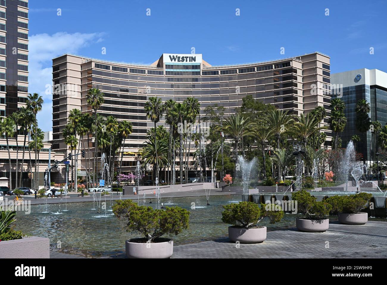 LONG BEACH, KALIFORNIEN - 19. Februar 2025: Das Long Beach Westin vom Brunnen am Terrace Theatre am Ocean Boulevard aus gesehen. Stockfoto