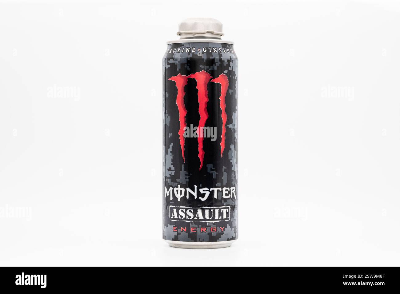 Monster Energy Assault Drink von 2010. Die 6,5 g große Dose hat ein Tarnmuster mit der legendären Kralle in roter Farbe und einem wiederverschließbaren Deckel. Stockfoto