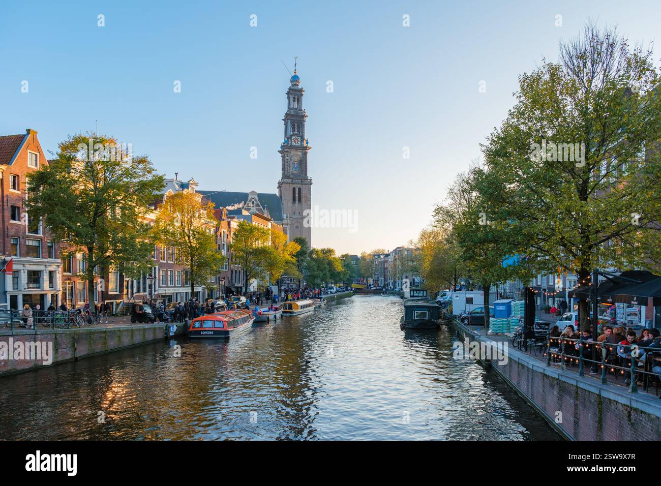 Der herbstliche Charme umgibt die Kanäle von Amsterdam mit lebendigem Laub und goldenem Licht Stockfoto