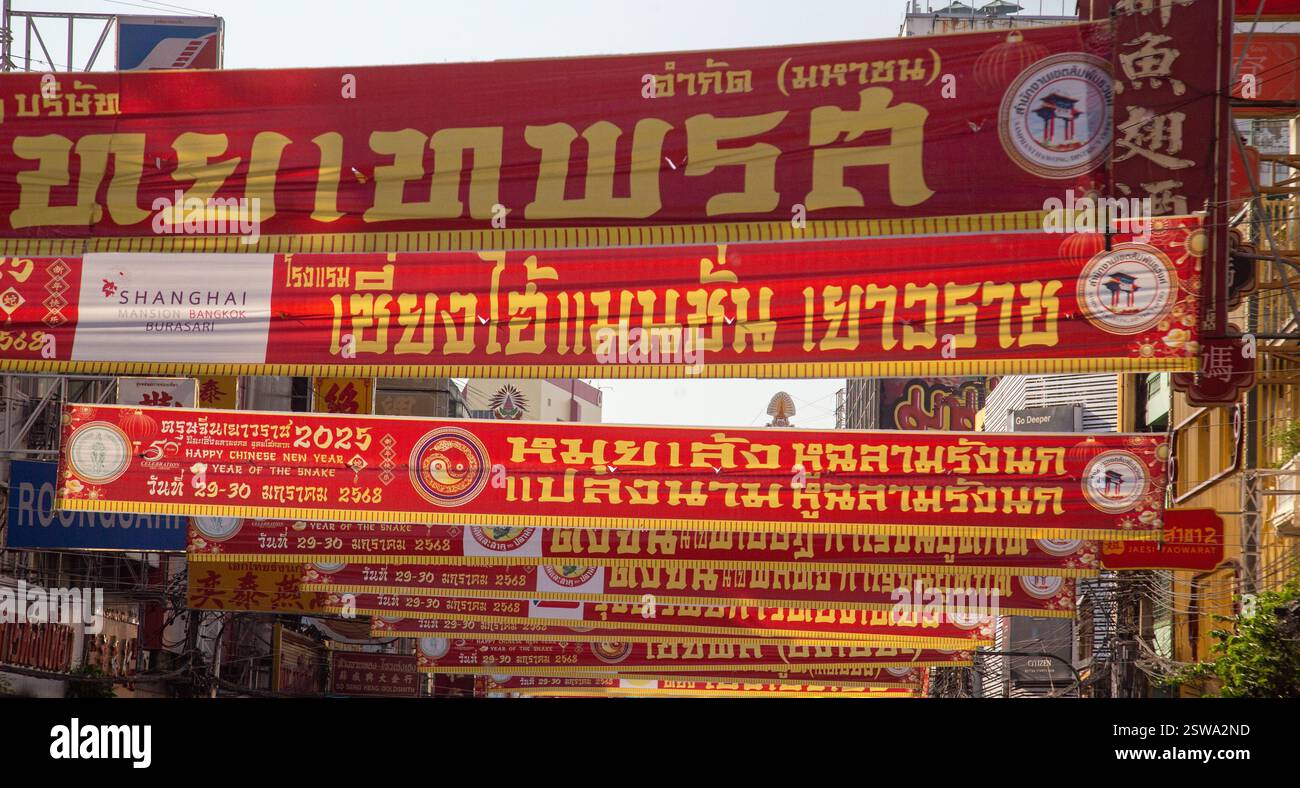 Bangkok, Thailand, Januar 2025, auf der anderen Straßenseite erstrecken sich Stoffbanner in Rot und Gold mit chinesischem Schriftzug Stockfoto