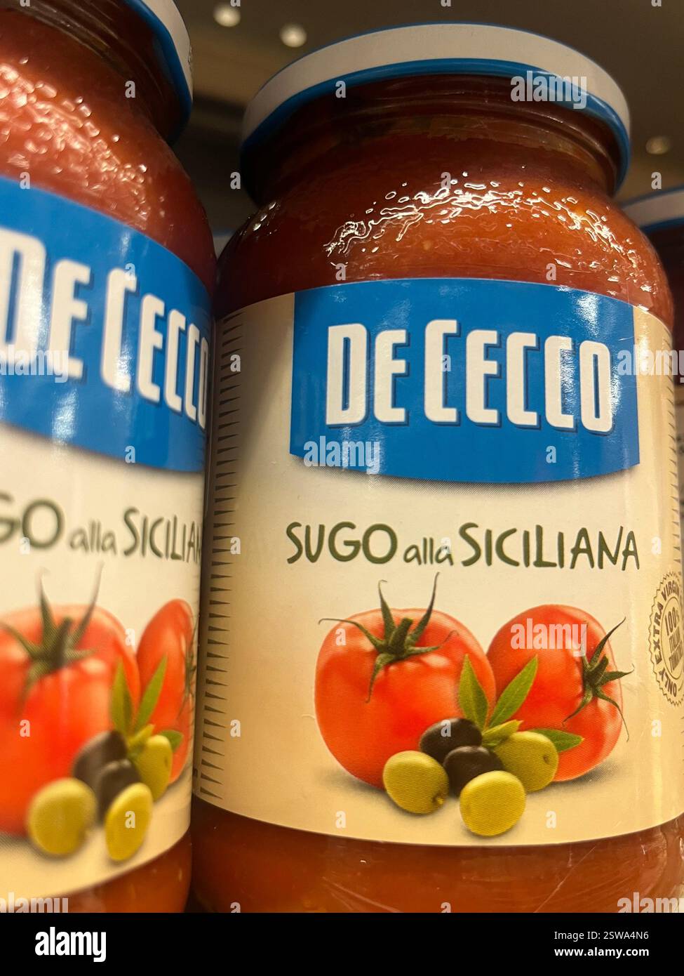 De Cecco Tomaten Nudelsoße im Glas auf Supermarktregal Stockfoto
