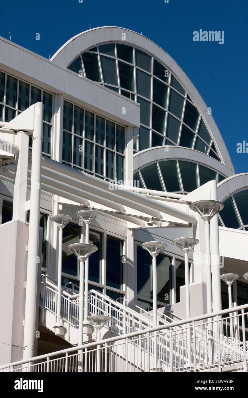 Das Gebäude hat eine weiße Fassade und eine große Glaskuppel. Die Glaskuppel ist ein markantes Merkmal des Gebäudes und verleiht dem Gebäude ein modernes und Stockfoto