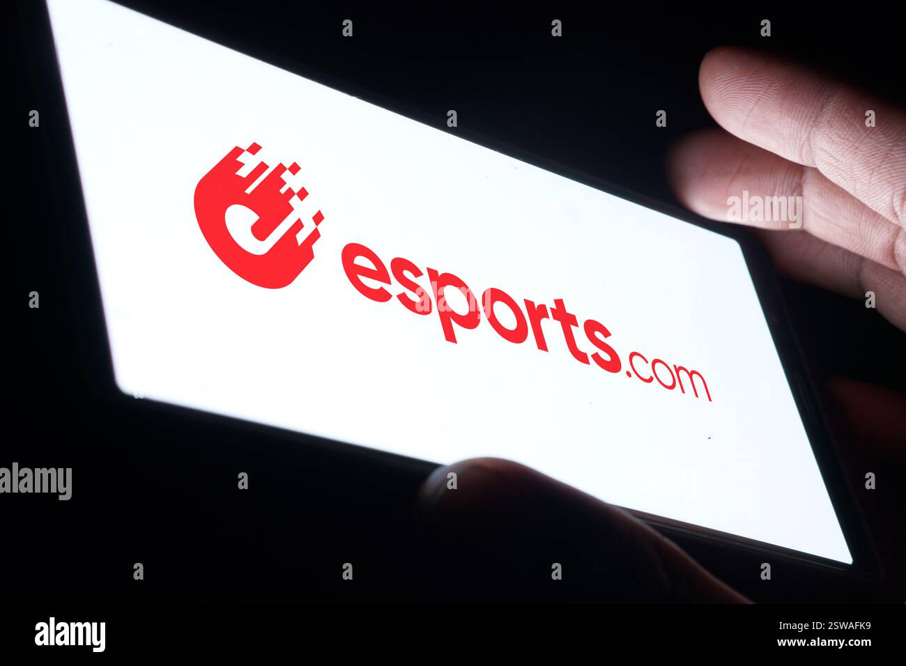 Dhaka, Bangladesch - 09. November 2024: Das Logo esports.com wird auf dem Smartphone angezeigt. Stockfoto