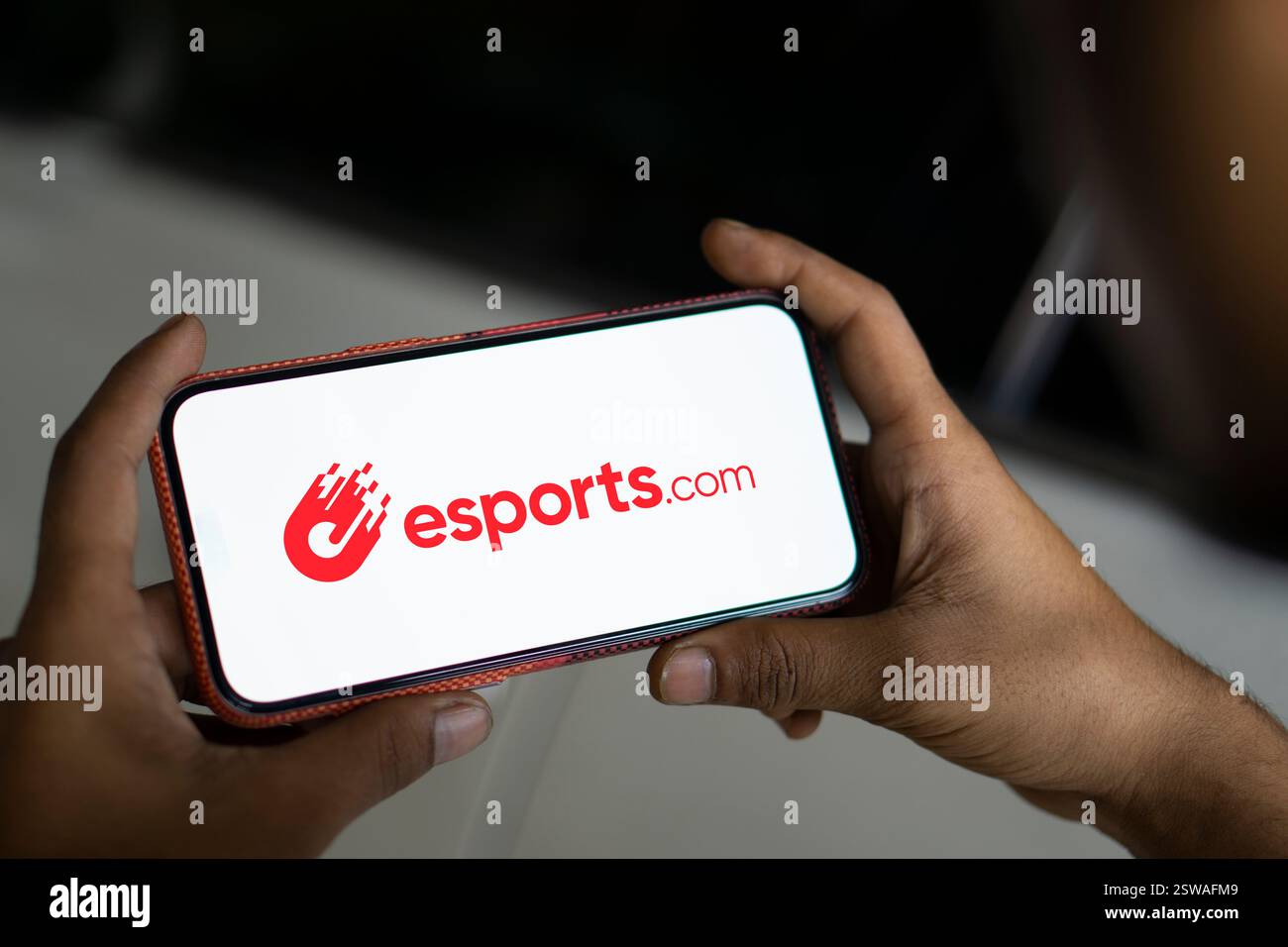 Dhaka, Bangladesch - 09. November 2024: Das Logo esports.com wird auf dem Smartphone angezeigt. Stockfoto