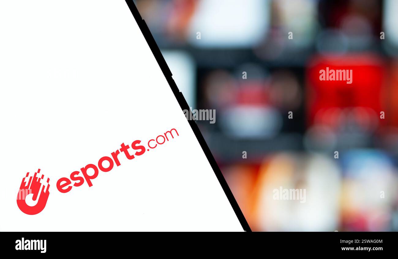 Dhaka, Bangladesch - 09. November 2024: Das Logo esports.com wird auf dem Smartphone angezeigt. Stockfoto