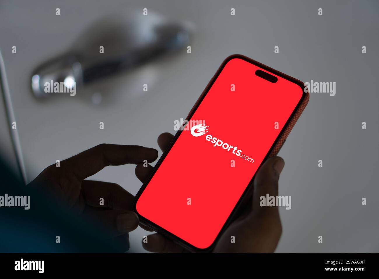 Dhaka, Bangladesch - 09. November 2024: Das Logo esports.com wird auf dem Smartphone angezeigt. Stockfoto