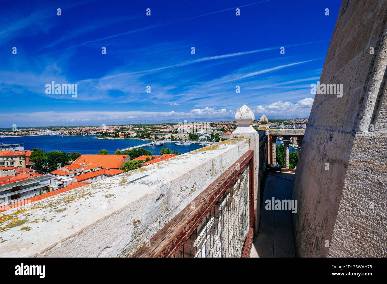 Blick von der Spitze des Glockenturms der Kirche St. Anastasia - Stosija in Zadar in der Innenstadt von Zadar Stockfoto