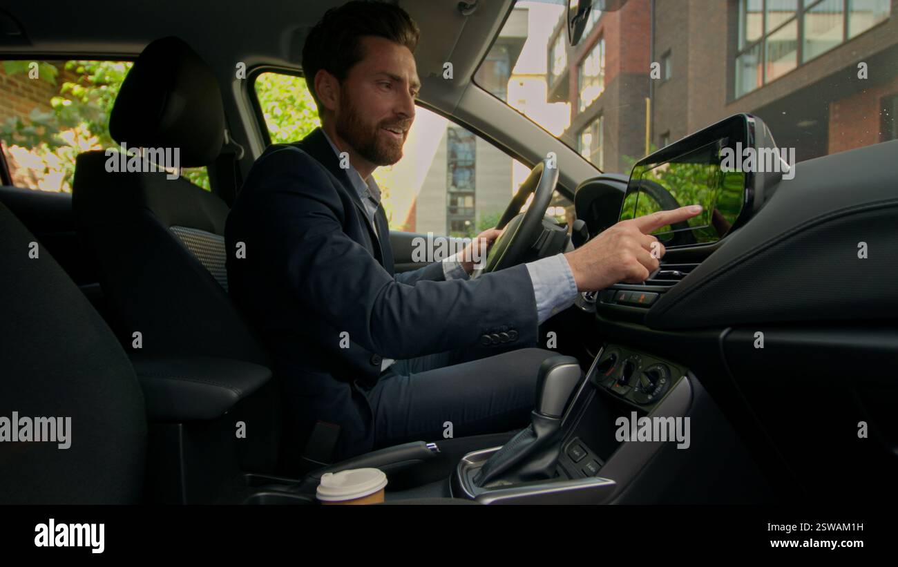 Kaukasischer Mann schockiert überrascht überrascht Kerl Fahrer in Luxus-neues Elektroauto Antrieb Auto glücklicher Geschäftsmann Käufer männlicher Kerl kaufen eigenes Fahrzeug Stockfoto