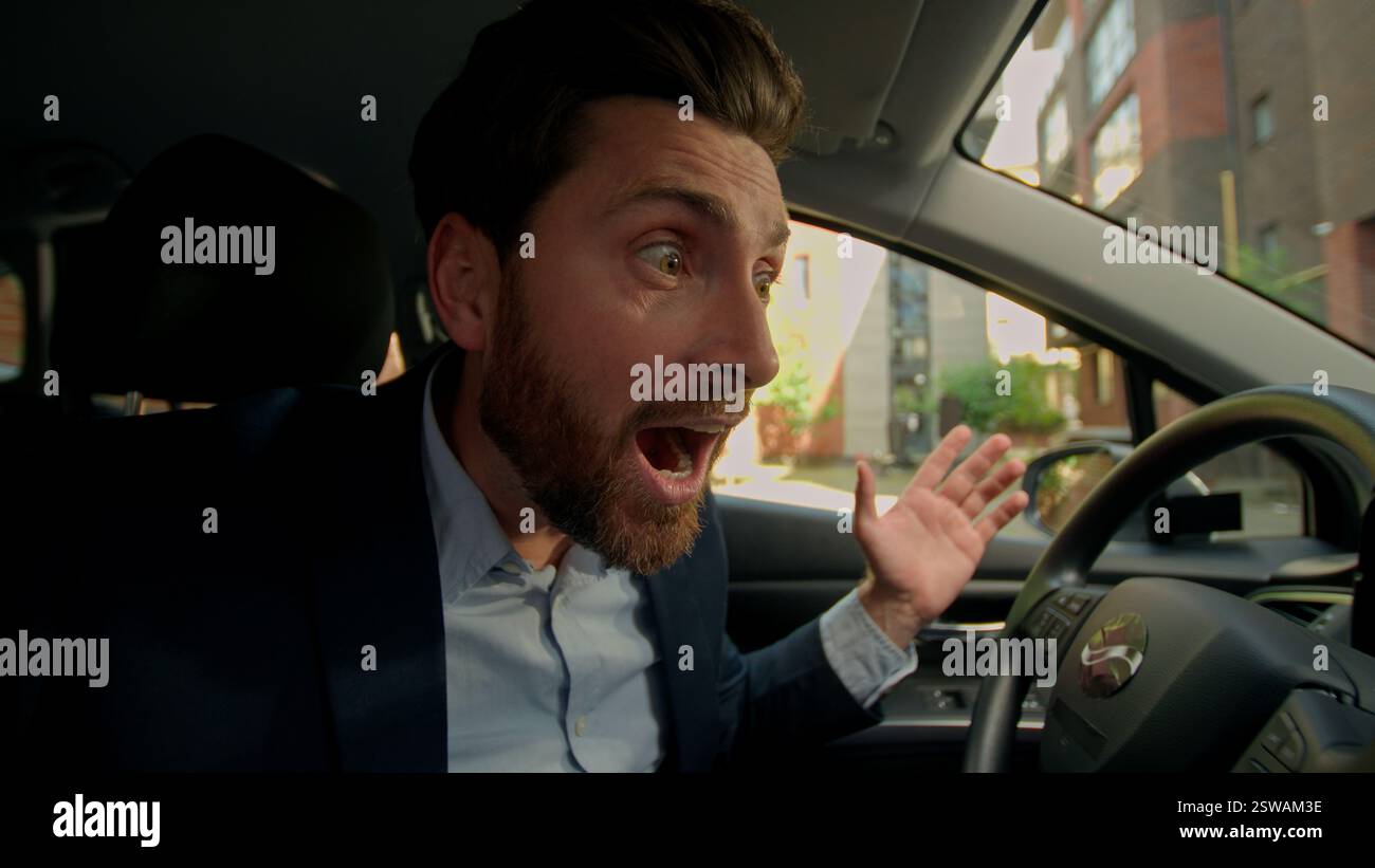 Kaukasischer Mann Geschäftsmann Fahrer männlicher Mann im Auto glücklich aufgeregt kaufen neue Luxusauto erreichen modernen Elektroauto Transport Stockfoto