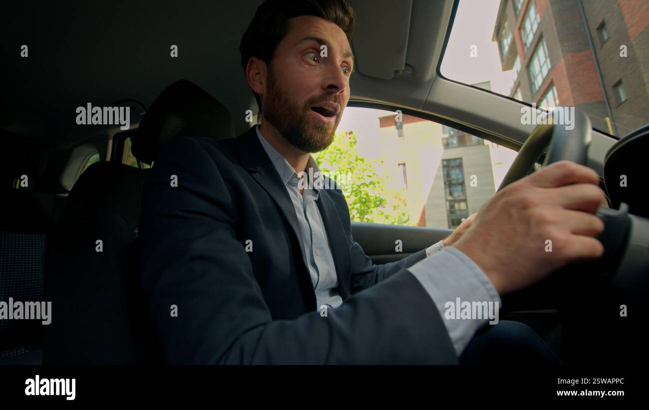 Kaukasischer Mann schockiert überrascht überrascht Kerl Fahrer in Luxus-neues Elektroauto Antrieb Auto glücklicher Geschäftsmann Käufer männlicher Kerl kaufen eigenes Fahrzeug Stockfoto