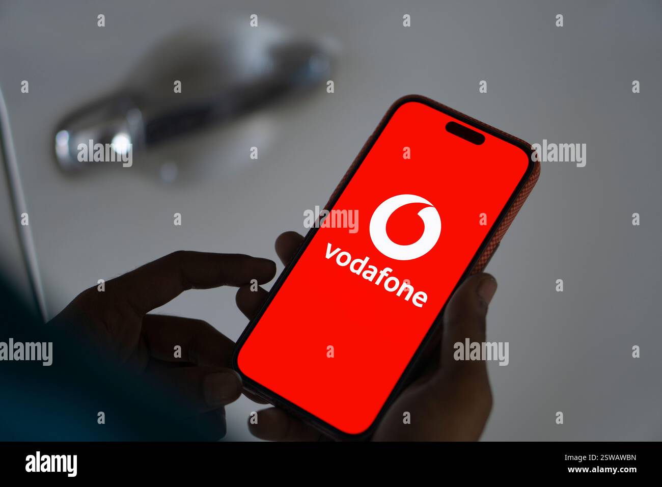 Dhaka, Bangladesch- 15. November 2024: Das Vodafone-Logo wird auf dem Smartphone angezeigt. Stockfoto