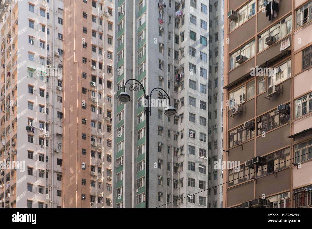 King's Road North Point Hongkong, wahrscheinlich in der Nähe einer Straßenlaterne. Dicht besiedelte städtische Umgebung. Stockfoto