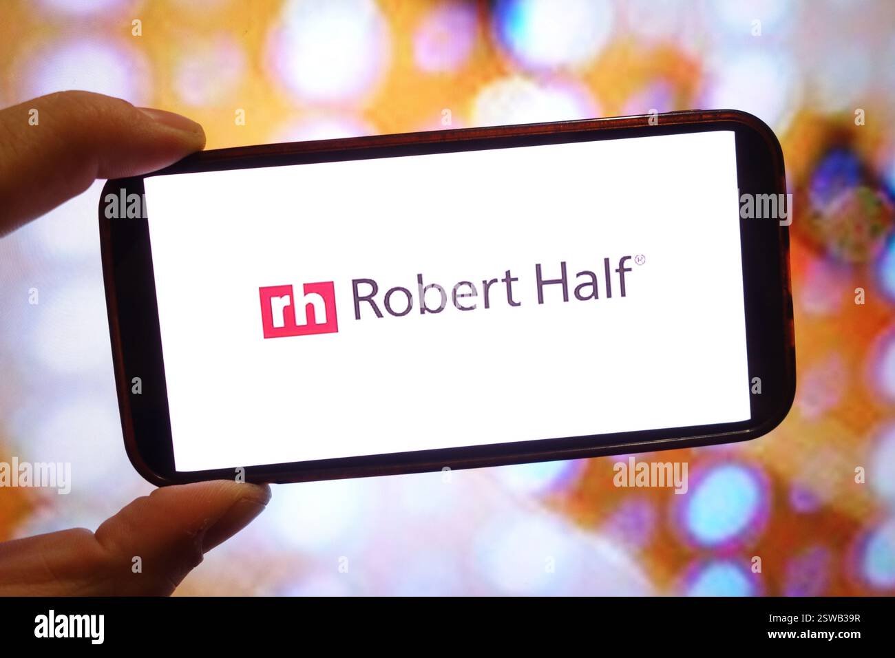 In dieser Fotoabbildung wird das Firmenlogo von Robert Half auf einem Smartphone-Bildschirm angezeigt. Stockfoto