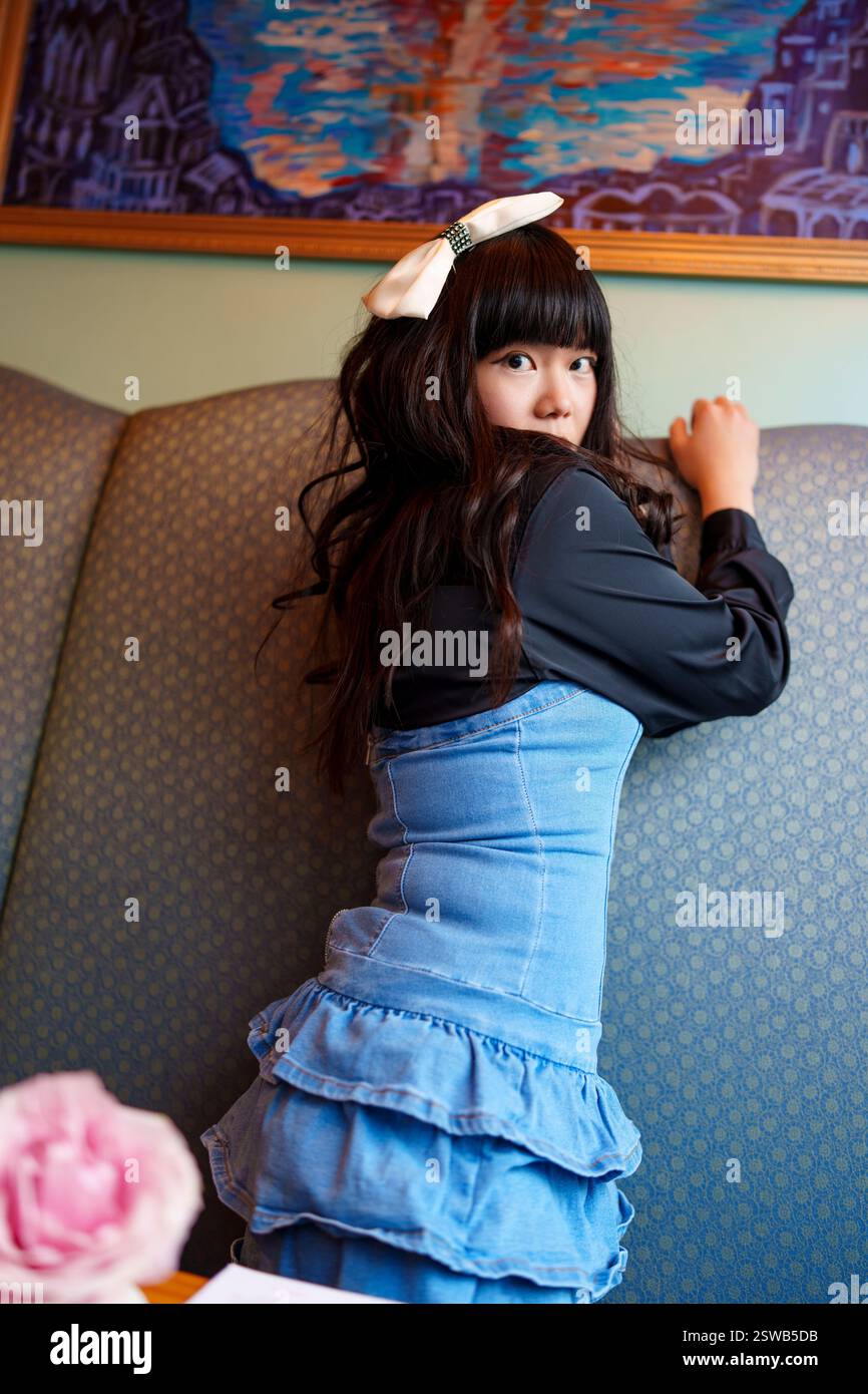 Nachmittags Trendiges Young Woman Restaurant Mittagessen Stockfoto