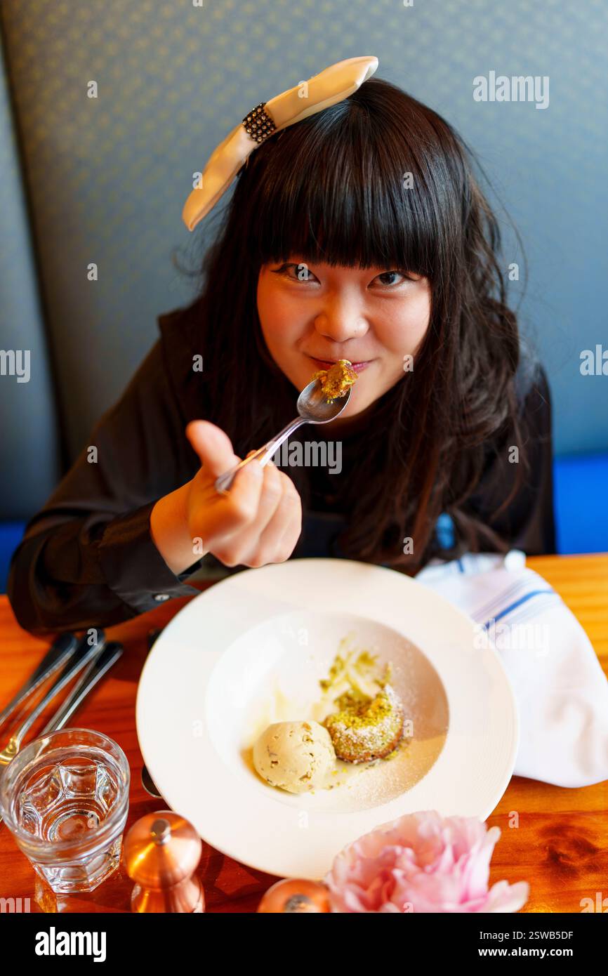 Nachmittags Trendiges Young Woman Restaurant Mittagessen Stockfoto