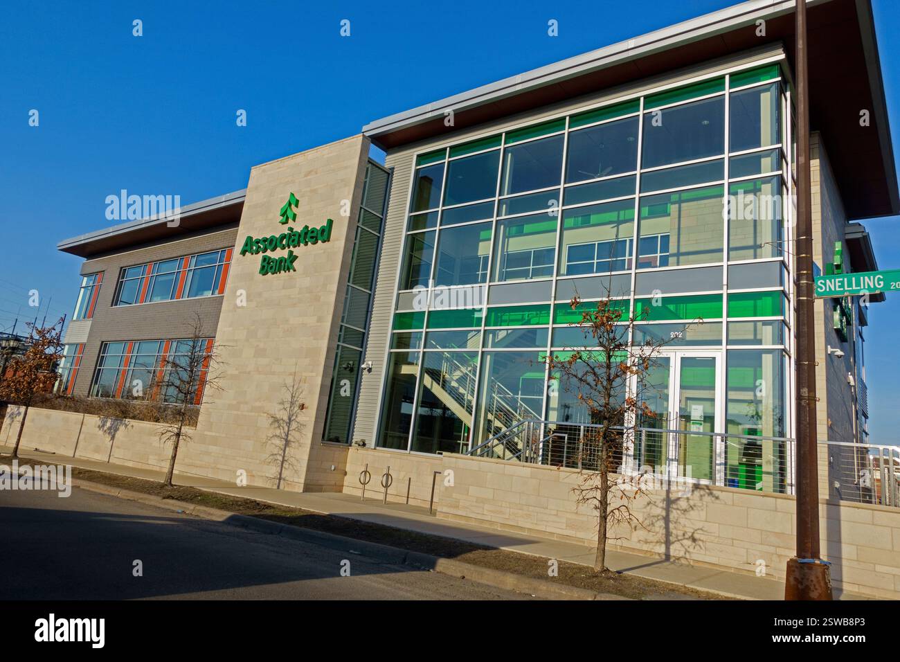 Modernes Bankgebäude aus Glas direkt an der Snelling Avenue. St. Paul Minnesota MN USA Stockfoto