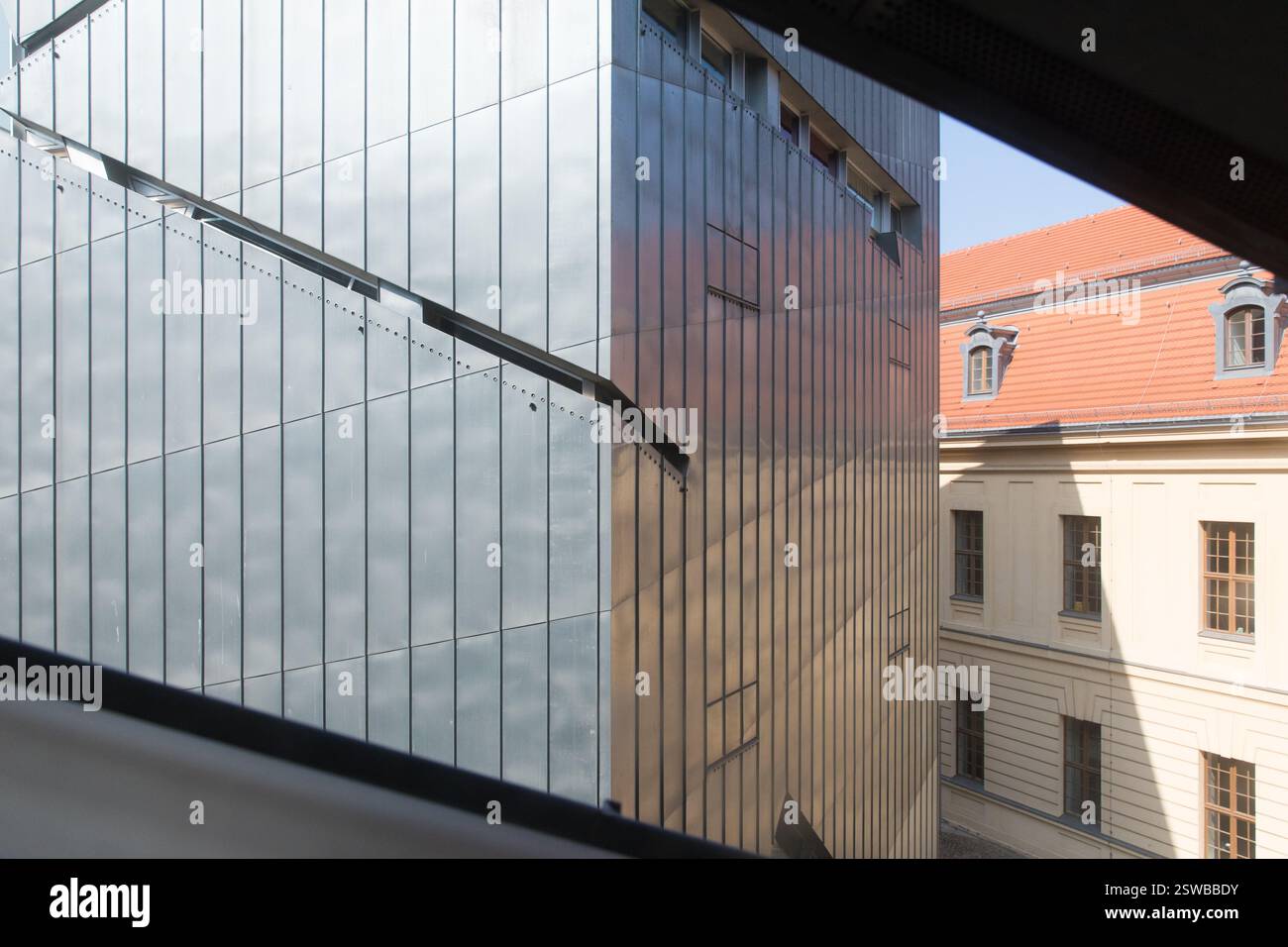 Moderne (vermutlich das Haus der Kunst) und ältere Gebäude, Berlin. Kontraste in architektonischen Stilen. Stockfoto