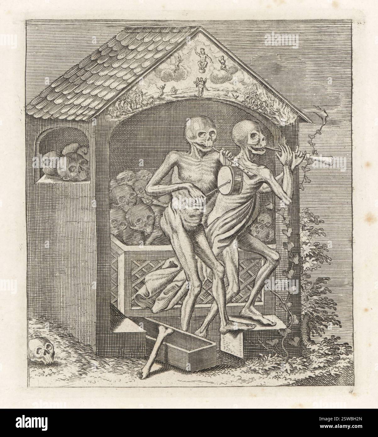 Ossuar mit tanzenden Todeskadavern. Zwei Skelette spielen Fife und Drum vor einem Beinhaus voller Schädel und Knochen. Kupferstich von Jacques-Antony Chovin nach einer Illustration von Matthaus Merian aus Todtentanz der Stadt Basel: Der Tanz des Todes in Basel, La Danse des Morts a Bale, Basel, Schweiz, 1744. Stockfoto