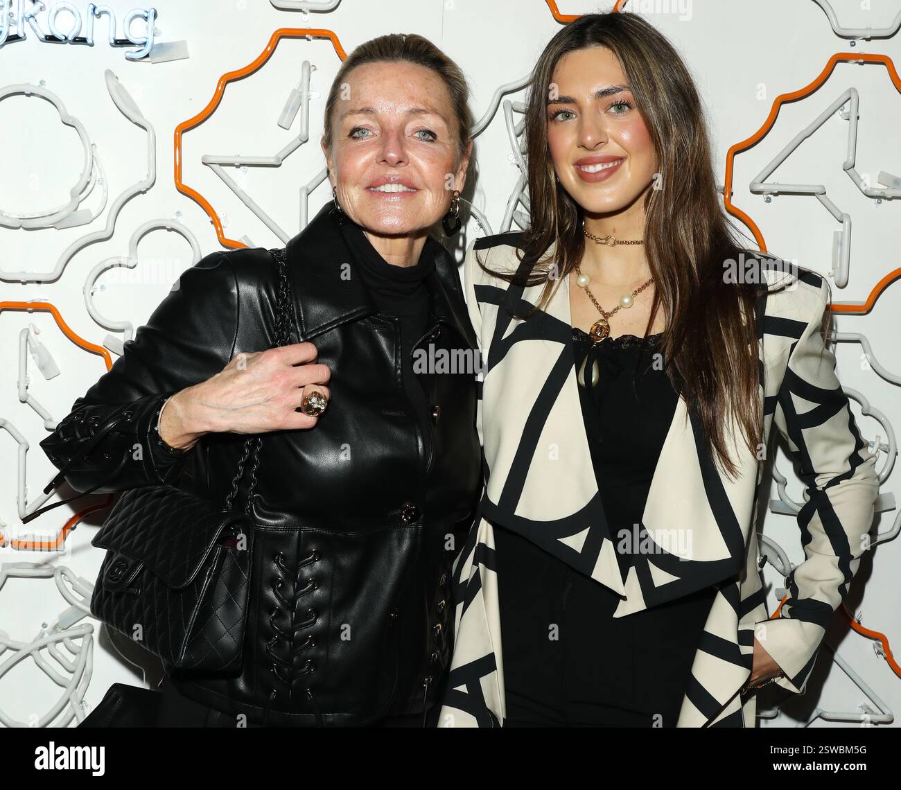 Yasmine Zweegers und Marianne Zweegers nehmen an der Fashion Hong Kong Runway & After Party in den Protein Studios in London Teil. Quelle: John Davies/Alamy Live News Stockfoto