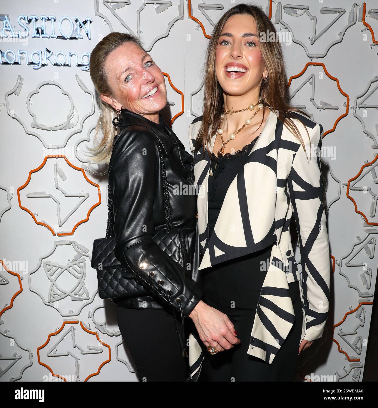 Yasmine Zweegers und Marianne Zweegers nehmen an der Fashion Hong Kong Runway & After Party in den Protein Studios in London Teil. Quelle: John Davies/Alamy Live News Stockfoto
