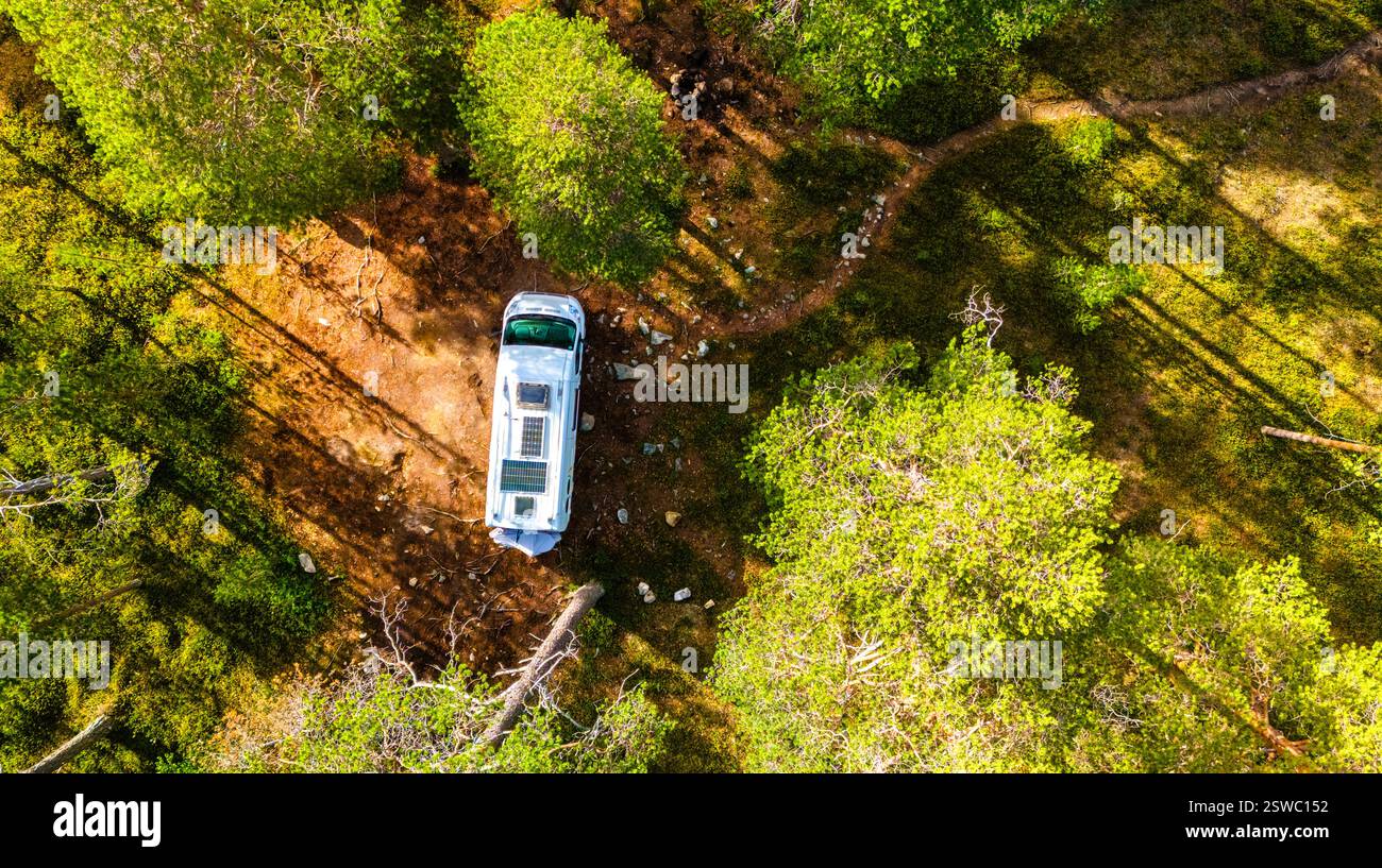 Ein Campervan in der finnischen Wildnis Lapplands Stockfoto