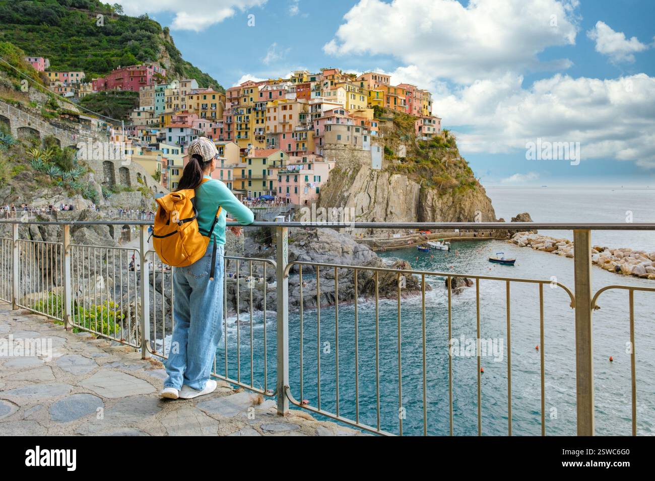 Ein Reisender bestaunt die farbenfrohen Dörfer entlang der Küste von Cinque Terre in Italien Stockfoto