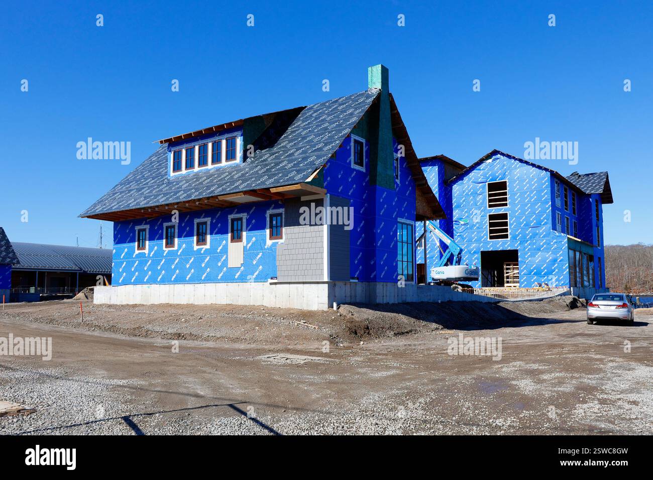 Holzhäuser mit Holzwänden aus Spanplatten und fertiger Dampfmembran, Abdichtung und Vinylverkleidung. Stockfoto Holzhäuser mit Holzwänden aus Spanplatten und fertiger Dampfmembran, Abdichtung und Vinylverkleidung. Stockfoto