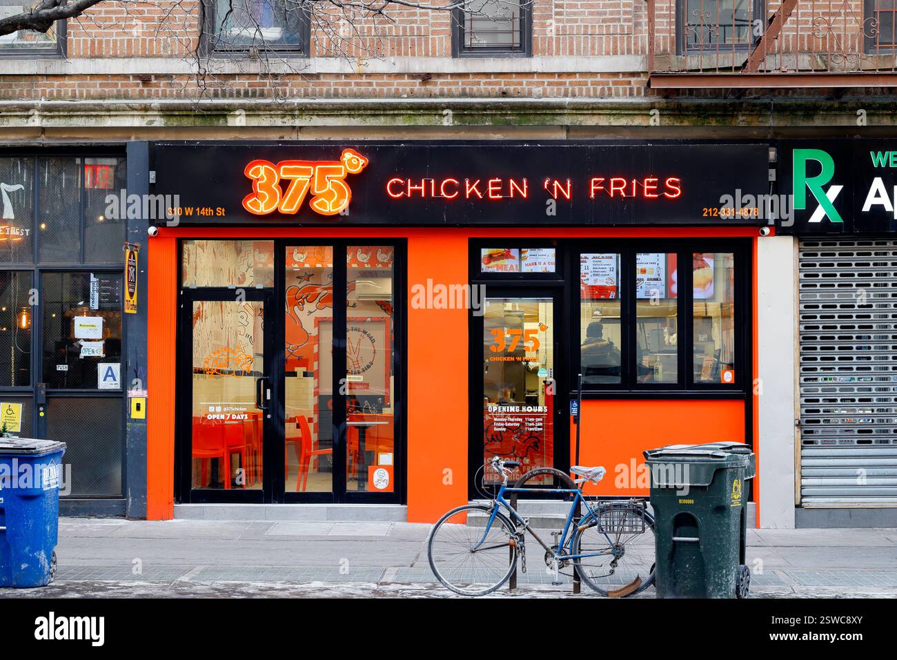 375 Chicken 'n Fries, 310 W 14th St, New York, New York, NYC Storefront Foto von einem Fastfood-Restaurant mit frittiertem Huhn in Manhattans Viertel Chelsea. Stockfoto
