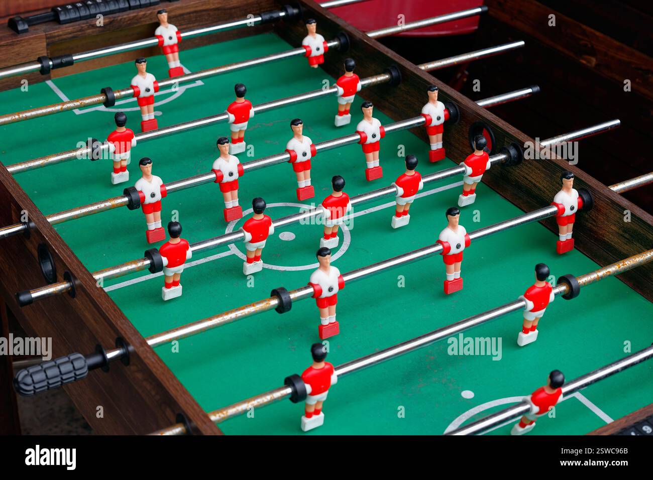 Tischfußball, Tischfußball, Tischfußball. Konformitäts- und Identitätskrisenkonzept. Stockfoto